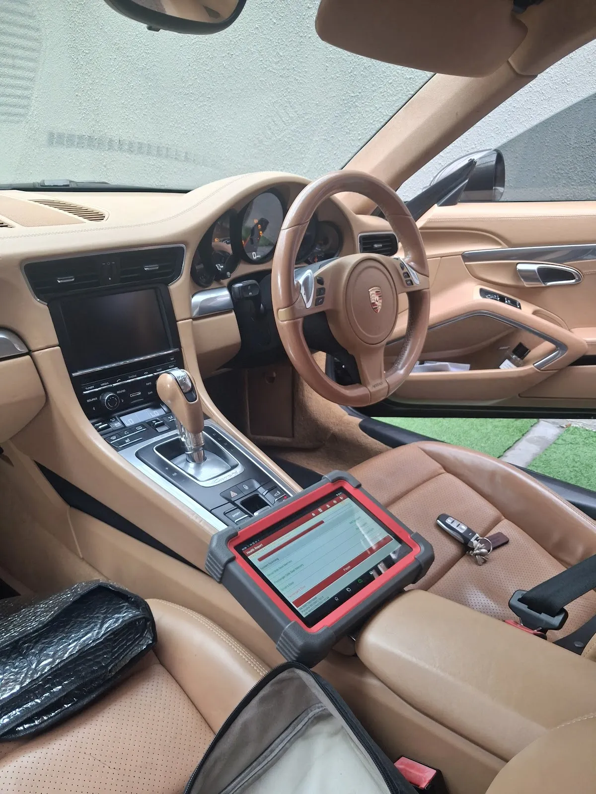 Porsche 911 on-site diagnostic scan with professional tablet scanner in Cape Town